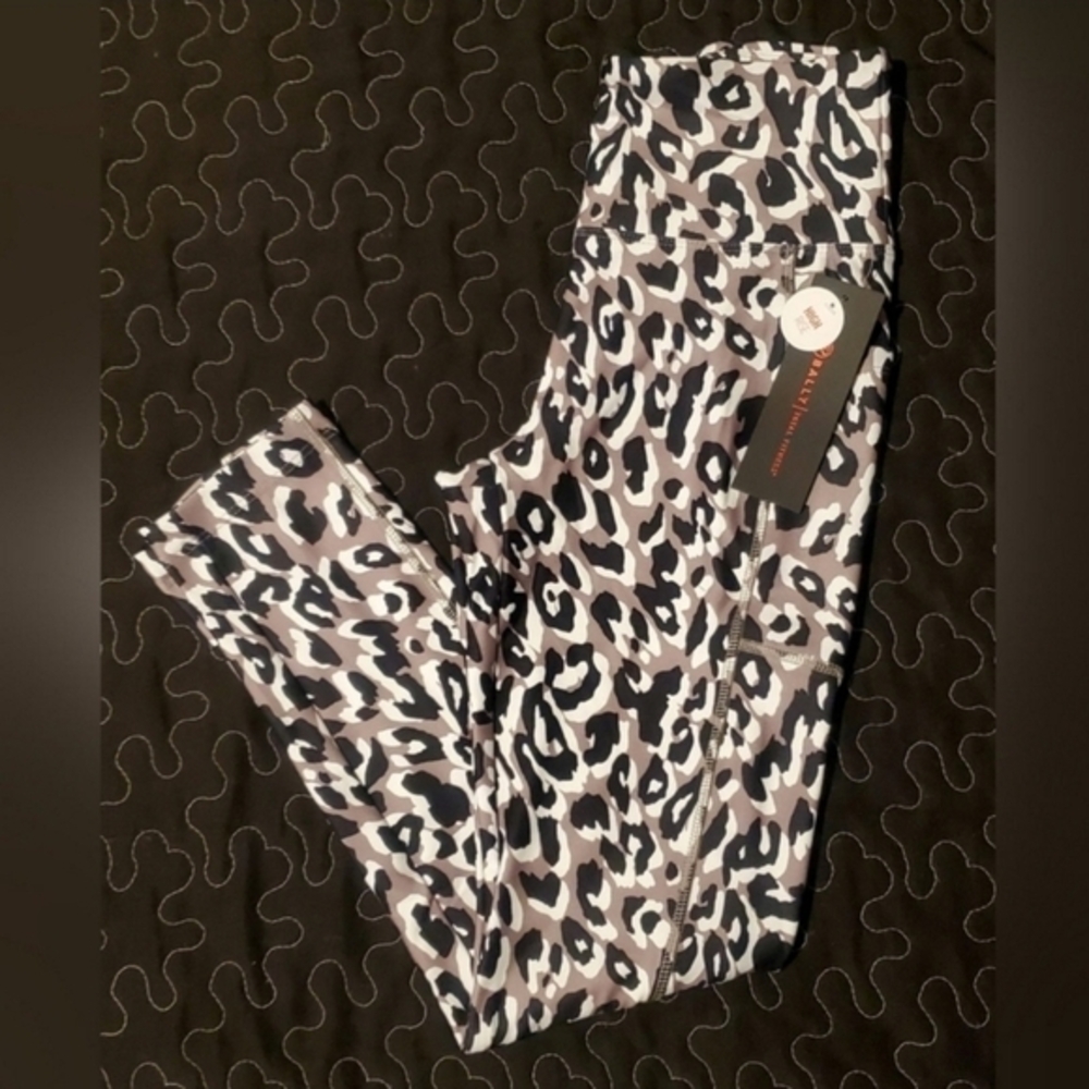 Bally Fitness Womens Animal Print Athletic Capri Leggings NWT Black Size Small